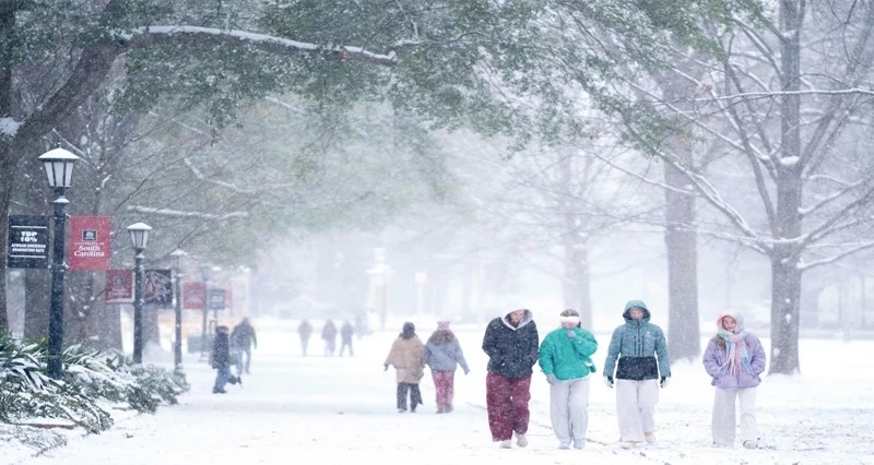 عاصفة ثلجية تلغي 2400 رحلة جوية فـي أميركا