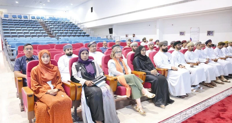 جلسات أكاديمية بشأن القضايا والمحاور العلمية فـي كلية الرستاق