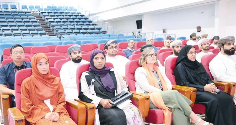 جلسات أكاديمية بشأن القضايا والمحاور العلمية فـي كلية الرستاق
