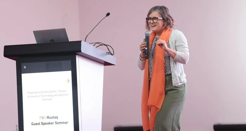 جلسات أكاديمية بشأن القضايا والمحاور العلمية فـي كلية الرستاق