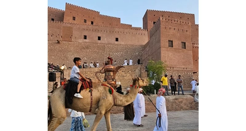 تواصل العمل فـي ترميم عدد من القلاع والأبراج بجنوب الباطنة