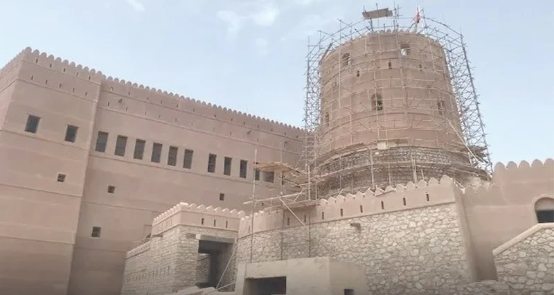 تواصل العمل فـي ترميم عدد من القلاع والأبراج بجنوب الباطنة