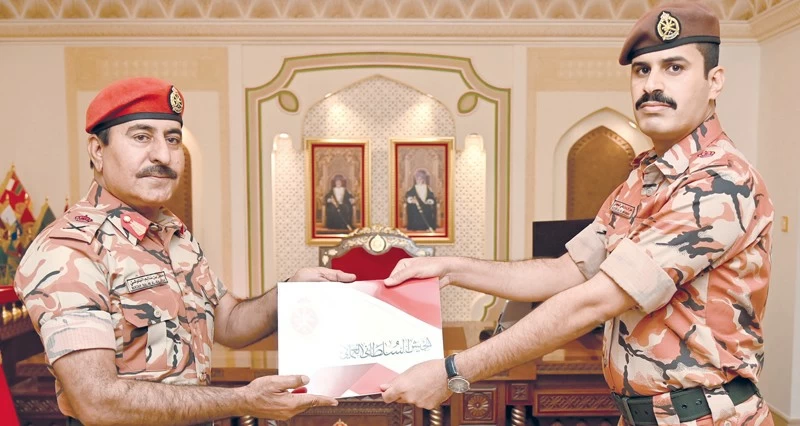 قائد الجيش السلطاني يسلم شهادة البراءة السلطانية لعدد من الضباط