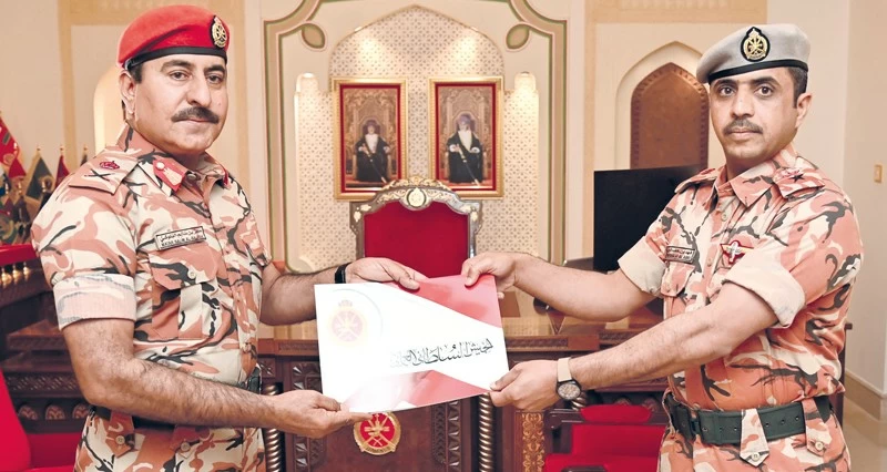 قائد الجيش السلطاني يسلم شهادة البراءة السلطانية لعدد من الضباط