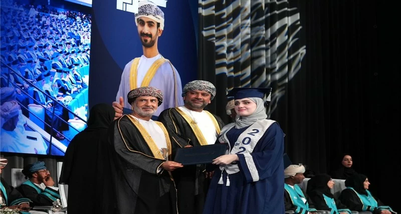 تخريج 620 طالبا وطالبة من كلية عُمان للعلوم الصحية