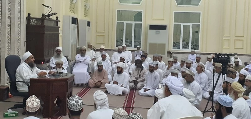 حلقة دينية توضح المسائل الفقهية والشرعية في جامع المصنعة