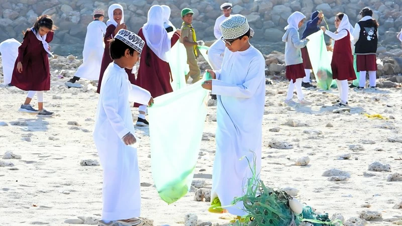 برنامج بعنوان 'مناطق الحياة بين الماء والأرض' في صور