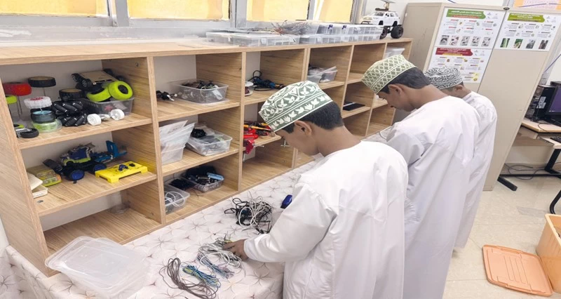 مشروع طلابي لتحويل النفايات الإلكترونية إلى وسائل تعليمية