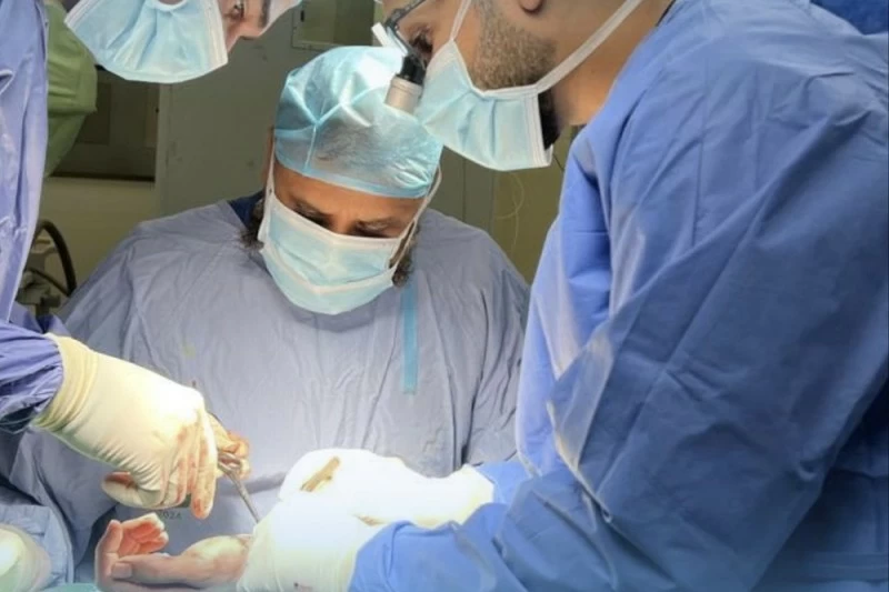 إجراء أول عملية ترميم تشريحي أمامي وخلفي لأربطة الرسغ بمستشفى صحار