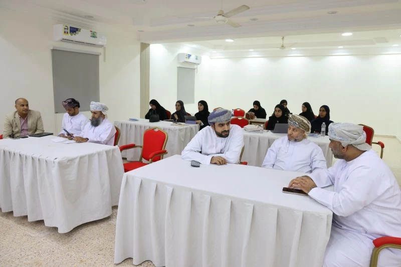 'تطوير كفايات التدريس التأملي في الرياضيات ' حلقة تدريبية بالرستاق