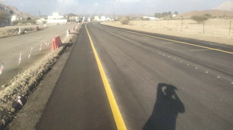 تواصل صيانة ورصف الطرق ورفع كفاءتها في قرى عبري