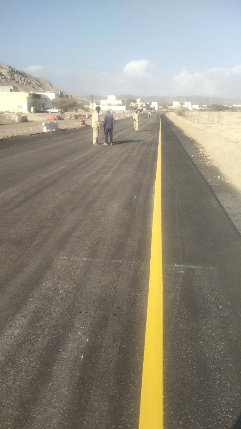 تواصل صيانة ورصف الطرق ورفع كفاءتها في قرى عبري