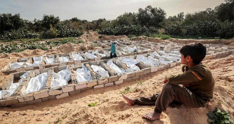 قصف إسرائيلي مستمر بأنحاء غزة .. وخطر وشيك يهدد مشفى شهداء الأقصى