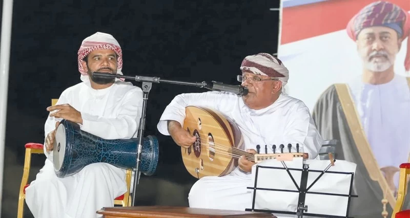 تعزيز الهوية الوطنية فـي أمسية شعرية وفنية بشناص
