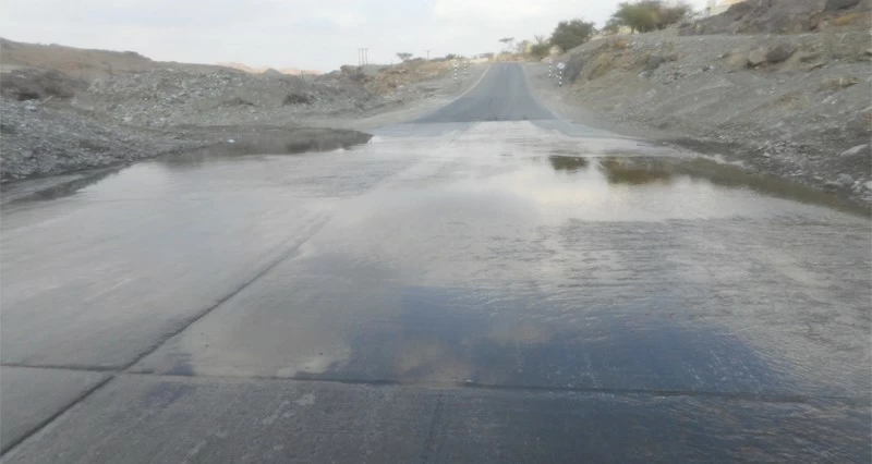 أهالي البديعة بالخابورة يناشدون الجهات المعنية بإيقاف تدفق المياه على طريق وادي الحواسنة