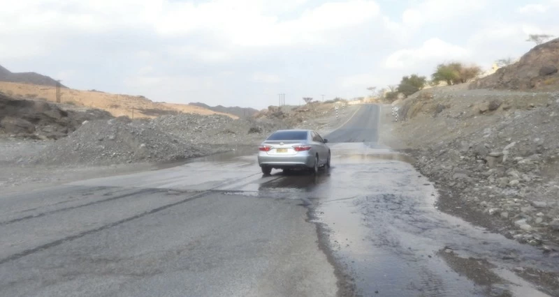 أهالي البديعة بالخابورة يناشدون الجهات المعنية بإيقاف تدفق المياه على طريق وادي الحواسنة