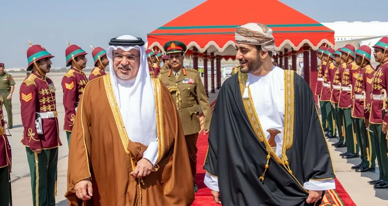 جلالة السلطان يبحث مع ولي عهد البحرين أوجه التعاون والشراكة فـي مختلف المجالات وسبل تطويرها