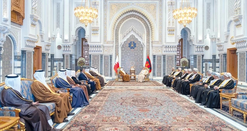 جلالة السلطان يبحث مع ولي عهد البحرين أوجه التعاون والشراكة فـي مختلف المجالات وسبل تطويرها