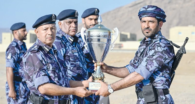 فريق قيادة شرطة المهام الخاصة يتوج بلقب بطولة شرطة عمان السلطانية لاجتياز الموانع