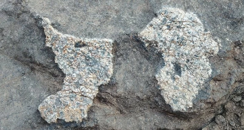 نحت صخري مميز لخريطة سلطنة عمان فـي الرستاق