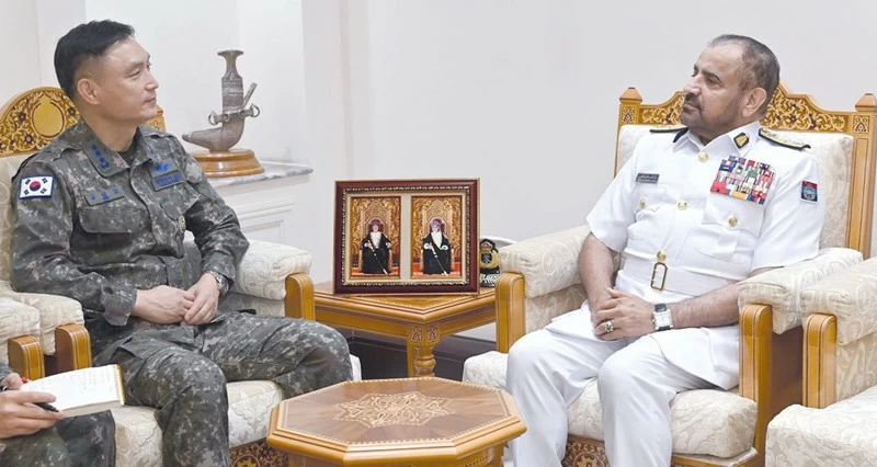 رئيس أركان قوات السلطان المسلحة يستقبل مسؤولا عسكريا كوريا
