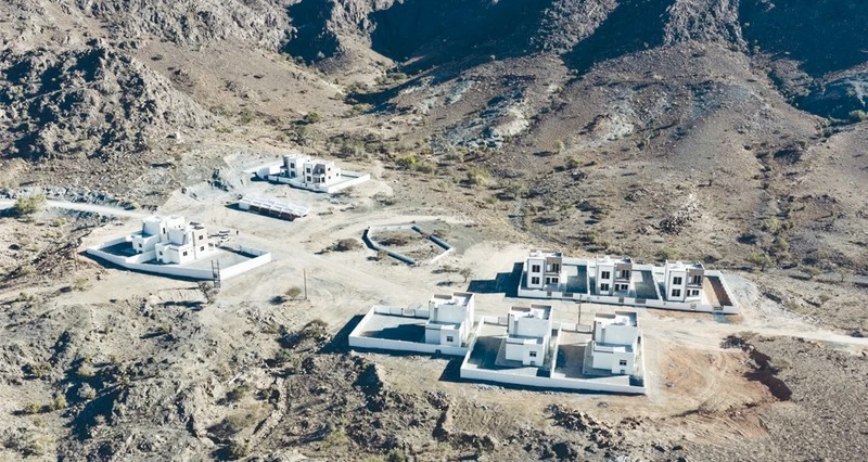 توزيع عدد من الوحدات السكنية فـي منطقة جبل شمس بولاية الحمراء