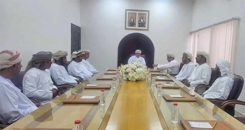 لجنة الهجن بولاية صحار تناقش تطوير الميدان وتحسين الخدمات