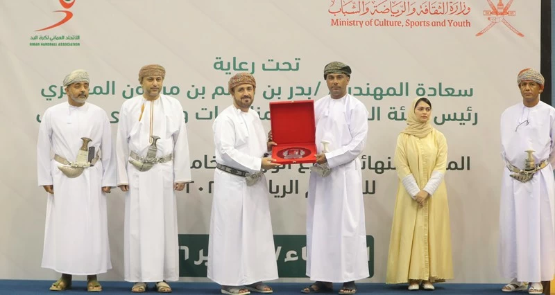 نادي العامرات يحقق إنجازا تاريخيا ويتوج بدرع مسابقة الوزارة لكرة اليد للمرة الأولى