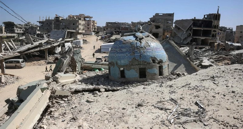 قصف &laquo;إسرائيلي&raquo; وتوسيع نطاق السيطرة الميدانية فـي غزة .. وعودة العالقين تتحدى مخططات التهجير