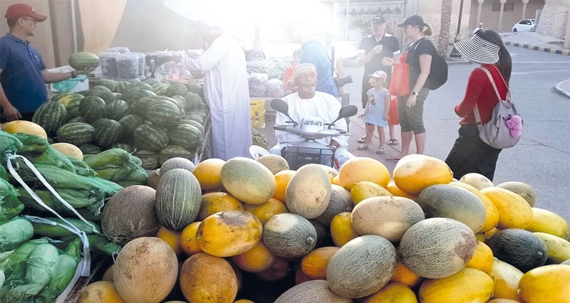 وفرة بالجح والشمام فـي سوق نزوى