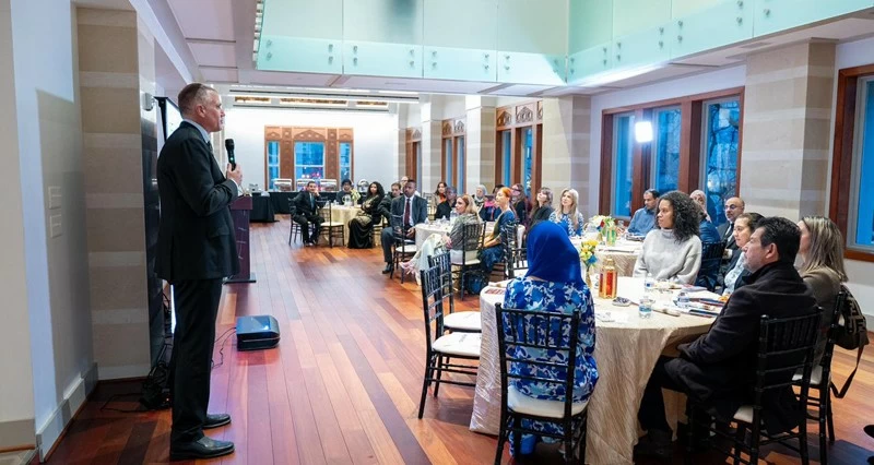 مركز السلطان قابوس الثقافـي بواشنطن يقيم حلقة نقاشية لممثلي مركز الأمانة فـي مسقط