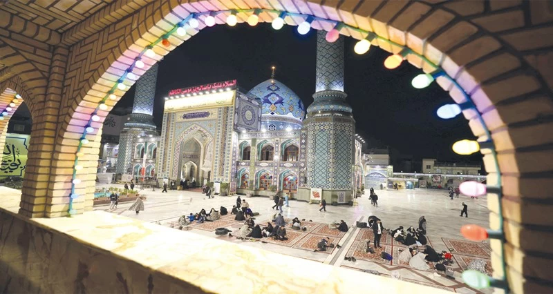 أشخاص ينتظرون موعد الإفطار خلال شهر رمضان المبارك في مسجد الإمام زاده صالح في طهران