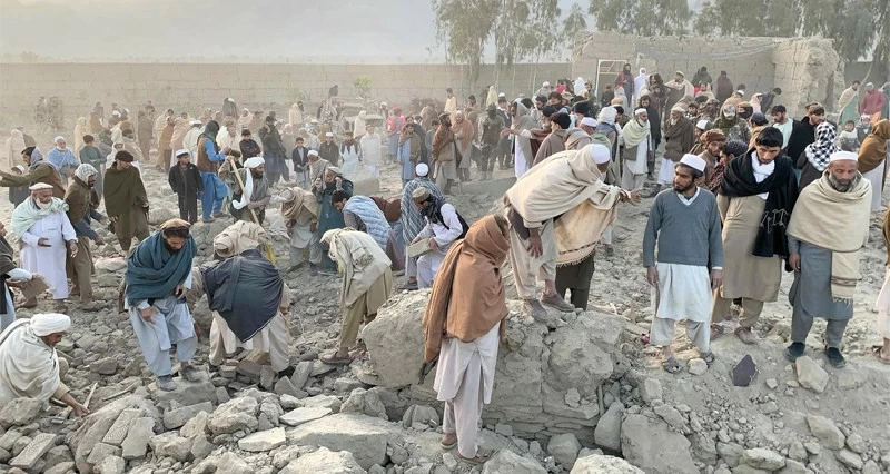 غارات باكستانية على حدود أفغانستان واستهداف مخابئ مسلحين