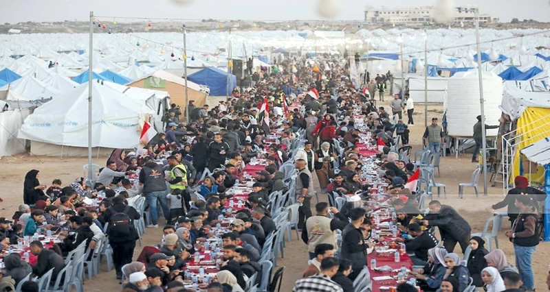 غارات على رفح وشرق غزة وإطلاق نار وراء الخط الأصفر