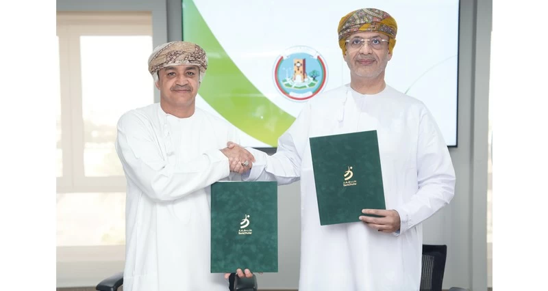 بنك ظفار يوقع اتفاقية شراكة فـي مجال الاستدامة البيئية