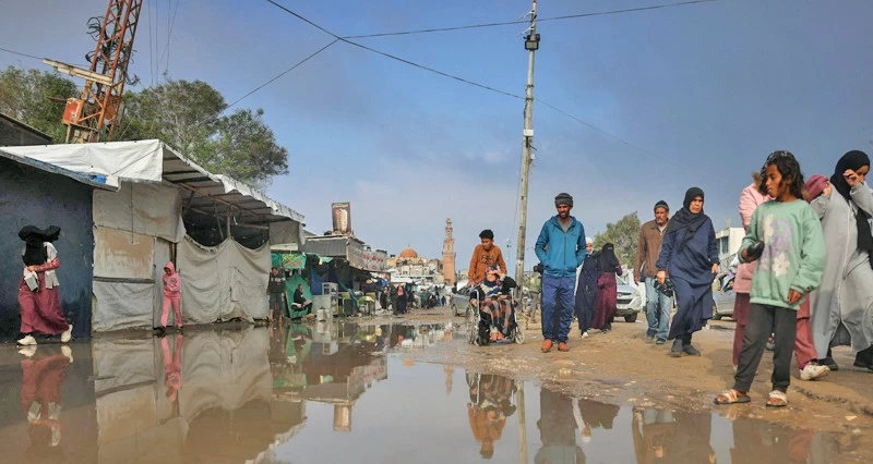 مع توالي ارتفاع ضحايا العدوان .. الأمطار تغرق الخيام وتفاقم المعاناة فـي غزة