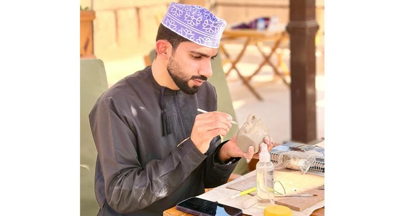 الخطاط إبراهيم البهلاني: الخط العربي يجسد الهوية الثقافية وفن بصري يختزل الأصالة والابتكار