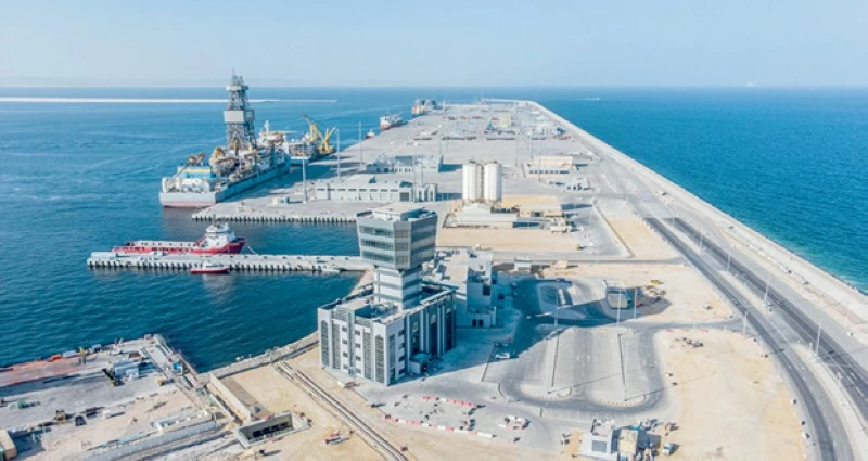 إصابات فـي تعرض ميناء الدقم وناقلة نفط بمسندم للاستهداف