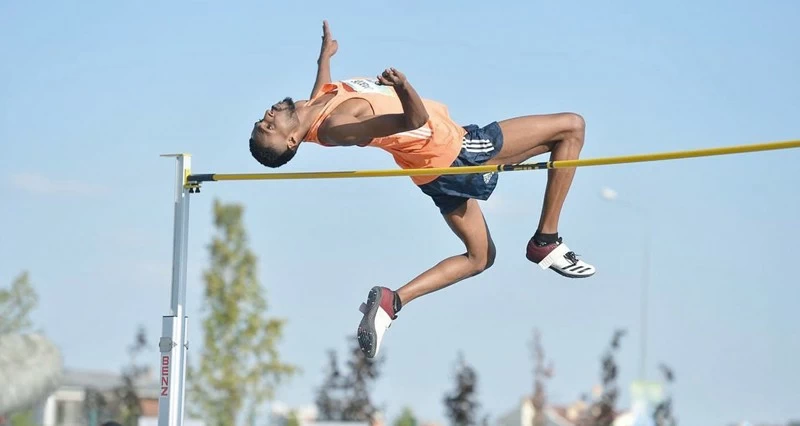 بطل الوثب العالي فاتك بن عبدالغفور يسعى لكسر حاجز 2.27 متر