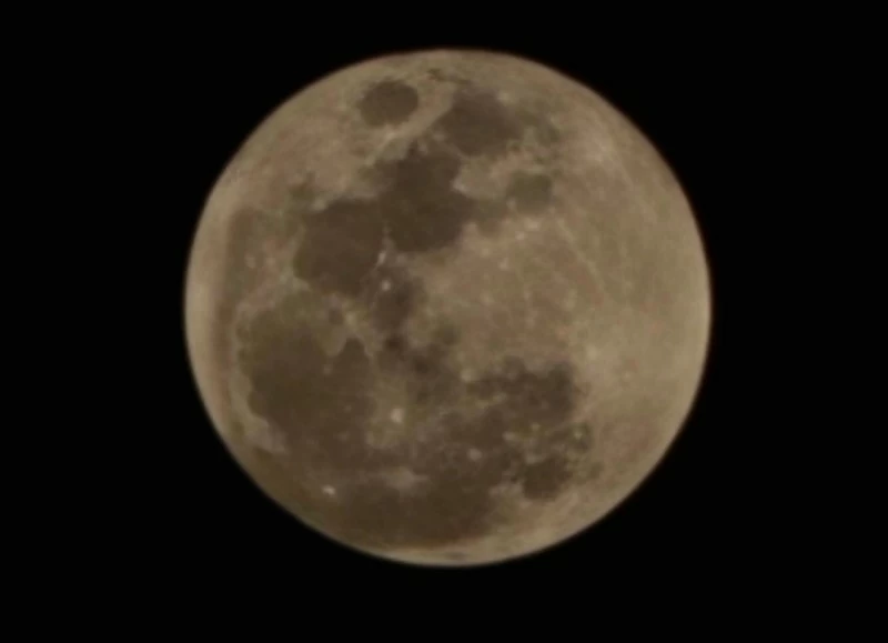 اكتمال قمر شهر رمضان بدرا