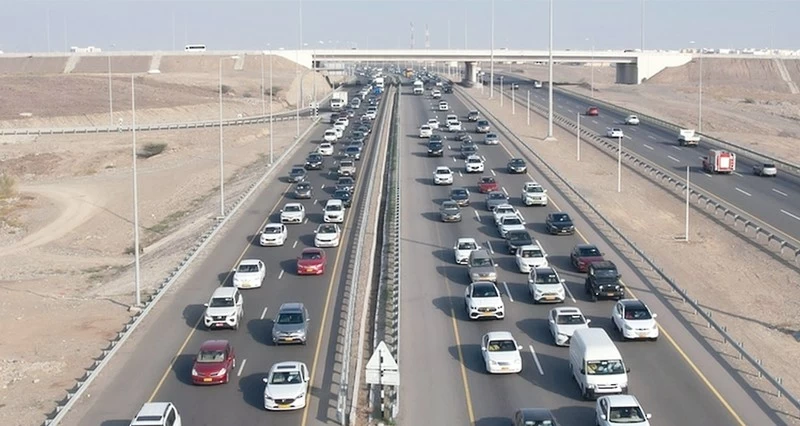 إسناد أعمال مشروعي توسعة طريق مسقط السريع وازدواجية طريق إبراء