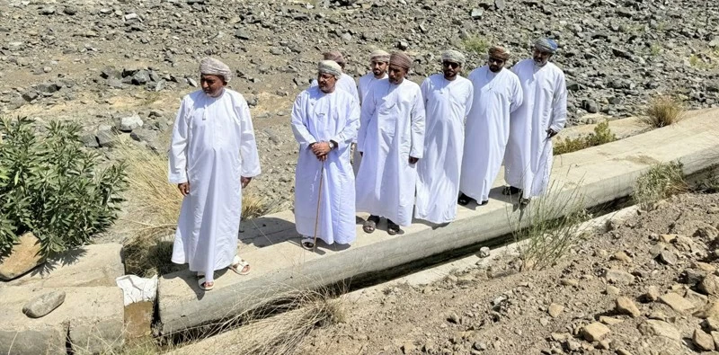 متابعة توصيل المياه لقرية حلاحل بني غيث في صحار