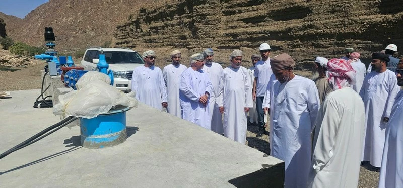 متابعة توصيل المياه لقرية حلاحل بني غيث في صحار