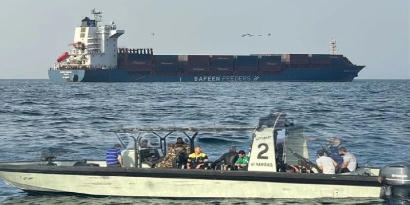 البحرية السُّلطانية العُمانية تستجيب لبلاغ تعرض سفينة شحن لقصف في مضيق هرمز