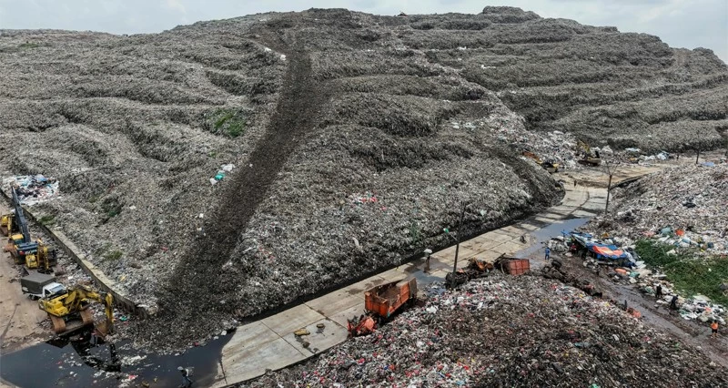 انهيار كومة نفايات فـي أكبر مكب بإندونيسيا يودي بحياة 5