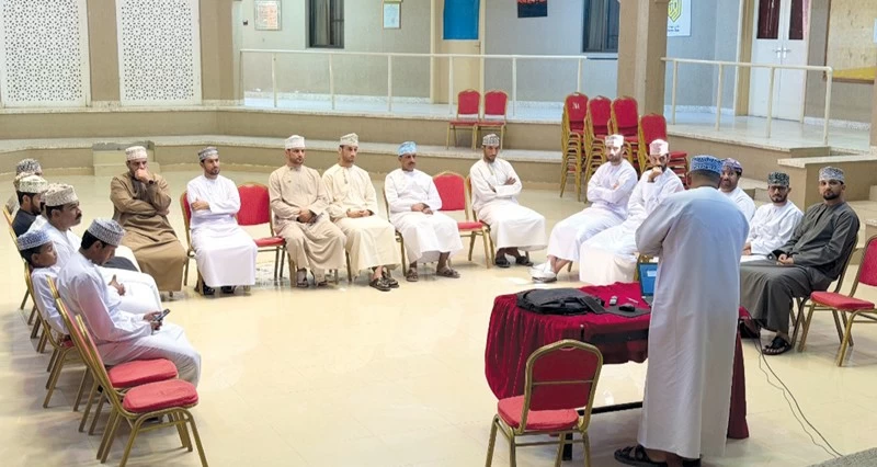 نادي بهلاء يبحث تطوير المسابقات الرياضية مع مشرفـي الفرق الأهلية