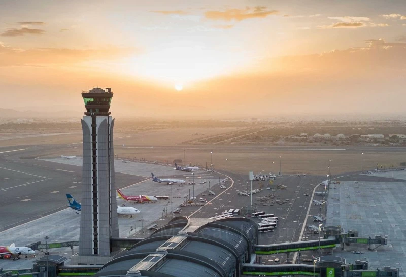 مطارات عُمان تؤكد استمرار العمليات التشغيلية في مطار مسقط الدولي