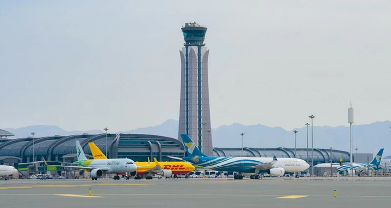 مطارات عُمان تؤكد استمرار العمليات التشغيلية في مطار مسقط الدولي