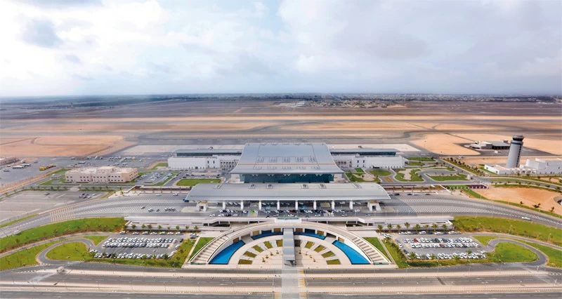 مطارات عُمان تؤكد استمرار العمليات التشغيلية في مطار مسقط الدولي