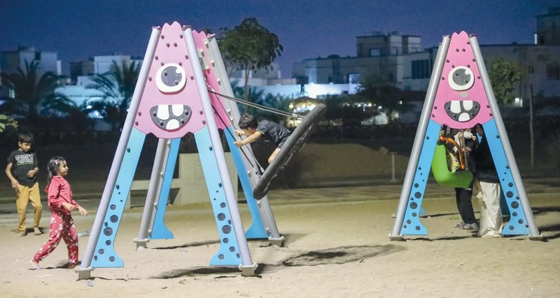 المرافق العامة .. مساحات نابضة بالحياة تجمع الأسر فـي ليالي رمضان